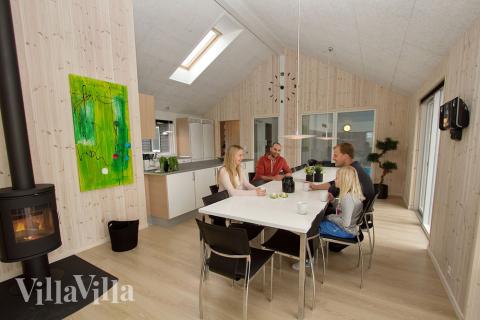 Det er plass til 18 personer i det store lyse oppholdsrommet i luksushus nr. 289.