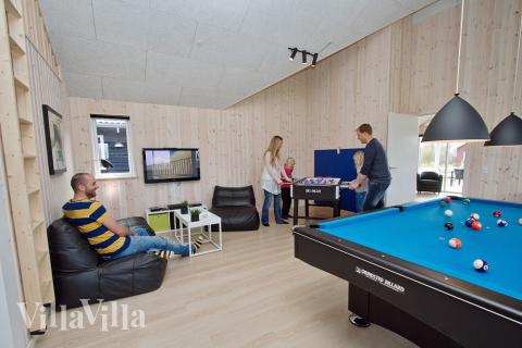 I tillegg til alle aktivitetsmulighetene i husets bassengavdeling, kan du også spille biljard, bordtennis og dart i luksushus nr. 289