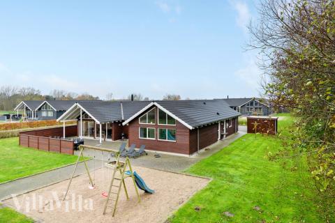 I det attraktive feriehuset nr. 280 i Sydjylland finnes det mengder av utendørsaktiviteter, som leketårn og huskestativ.