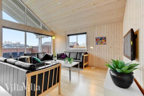 Det er god plass til hygge i feriehusets sofagruppe under oppholdet i luksushus nr. 280