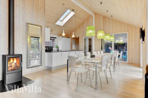 Det er plass til 18 personer i det store lyse oppholdsrommet i luksushus nr. 280.