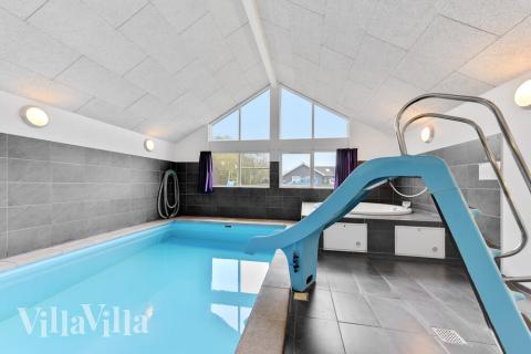 Det flotte bassenget i luksushus nr. 280 til 18 personer