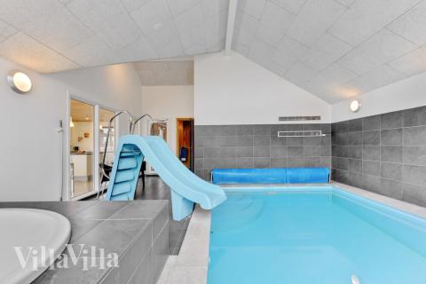 Feriehus 280 har et flott basseng med sklie, et stort innebygd boblebad og en badstue