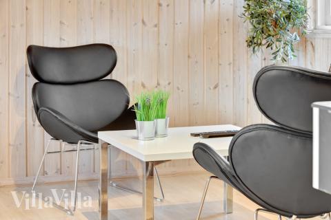 Sofaen i luksushus nr. 280 i Sydjylland er perfekt for å hygge seg med et brettspill eller se en film sammen.