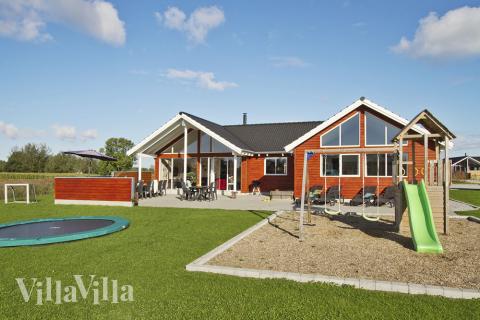 Stort og flott sommerhus på Nordals med basseng og plass til 16 personer. Det er også flere aktivitetsmuligheter i huset, f.eks. biljard.\r\n