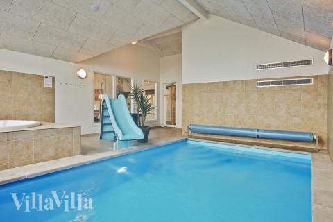 Feriehus 286 har et flott basseng med sklie, et stort innebygd boblebad og en badstue