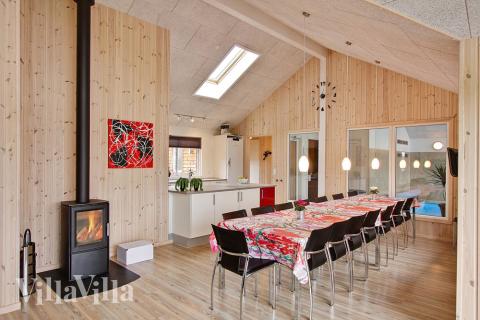 Det er plass til 16 personer i det store lyse oppholdsrommet i luksushus nr. 286.