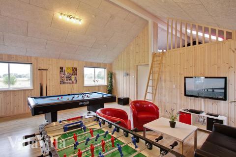 I tillegg til alle aktivitetsmulighetene i husets bassengavdeling, kan du også spille biljard, bordtennis og dart i luksushus nr. 286