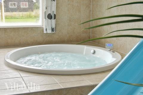 Nyt varmen i boblebadet i luksushus nr. 286 i Sydjylland