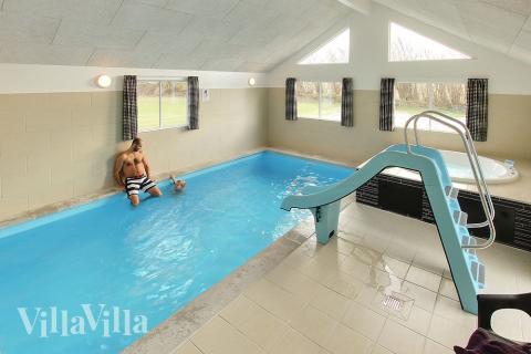 Feriehus 298 har et flott basseng med sklie, et stort innebygd boblebad og en badstue