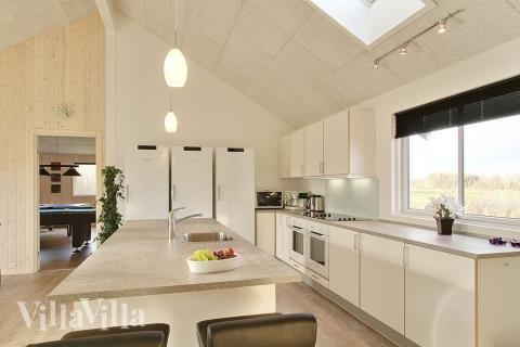 Kjøkkenet i luksushus nr. 298 er fullt utstyrt så dere lett kan lage mat til 20 personer.