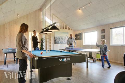 I tillegg til alle aktivitetsmulighetene i husets bassengavdeling, kan du også spille biljard, bordtennis og dart i luksushus nr. 298