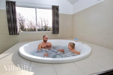 Nyt varmen i boblebadet i luksushus nr. 298 i Sydjylland