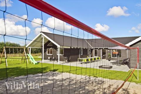 I det attraktive feriehuset nr. 298 i Sydjylland finnes det mengder av utendørsaktiviteter, som leketårn og huskestativ.