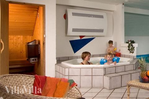 Nyt varmen i boblebadet i luksushus nr. 165 i Sydjylland