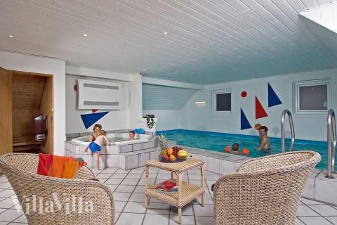 Feriehus 165 har et flott basseng med sklie, et stort innebygd boblebad og en badstue