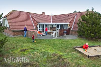 Velkommen til dette feriehuset på Fanø, som er kjent for sin vakre natur. Huset har basseng og mange aktivitetsmuligheter.\r\n