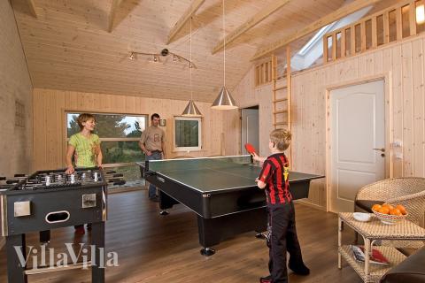 I tillegg til alle aktivitetsmulighetene i husets bassengavdeling, kan du også spille biljard, bordtennis og dart i luksushus nr. 165