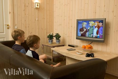 Det er plass til 18 personer i det store lyse oppholdsrommet i luksushus nr. 165.