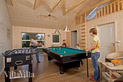 Luksushus nr. 165 til 18 personer tilbyr et stort aktivitetsrom med bl.a. biljard og dart