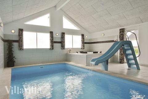 Feriehus 293 har et flott basseng med sklie, et stort innebygd boblebad og en badstue