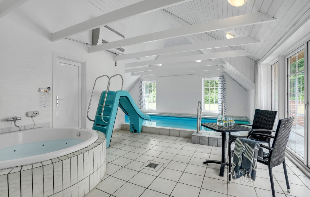 Det flotte bassenget i luksushus nr. 135 til 24 personer
