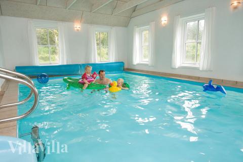 Feriehus 146 har et flott basseng med sklie, et stort innebygd boblebad og en badstue
