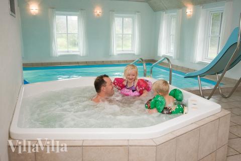 Nyt varmen i boblebadet i luksushus nr. 146 i Vestjylland