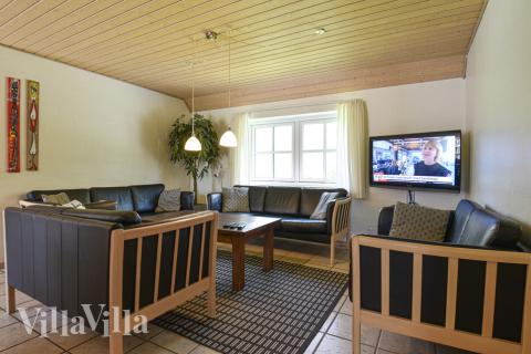 Det er plass til 24 personer i det store lyse oppholdsrommet i luksushus nr. 146.