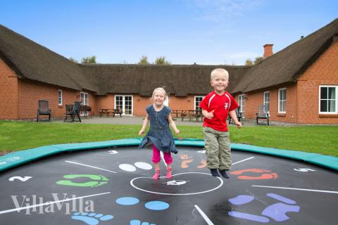 I det attraktive feriehuset nr. 146 i Vestjylland finnes det mengder av utendørsaktiviteter, som leketårn og huskestativ.