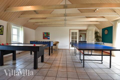 Konkurrer i feriehusets aktivitetsrom når dere besøker luksushus nr. 146 i Vestjylland.