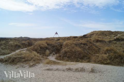 Stranden nær luksushus nr. 146 i Vestjylland er ideell til gåturer.