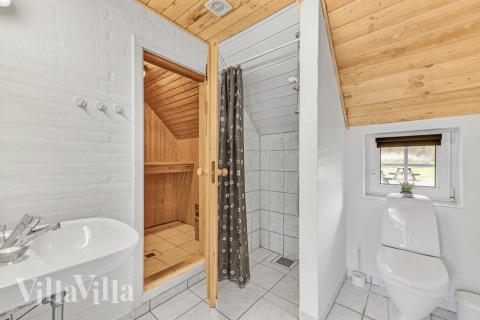 Det finnes bad med dusj i luksushus nr. 145 til 22 personer.