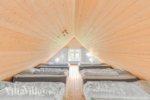 Noen av de 22 soveplassene i luksushus nr. 145 finnes på hems