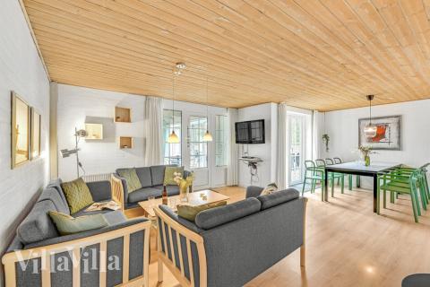 Sofaen i luksushus nr. 145 i Vestjylland er perfekt for å hygge seg med et brettspill eller se en film sammen.