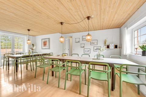 Det er plass til 22 personer i det store lyse oppholdsrommet i luksushus nr. 145.