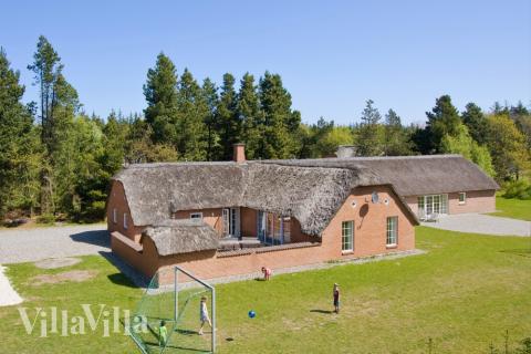 Dette lekre huset med svømmebasseng, nr. 145, med plass til 22 personer, ligger i Vestjylland