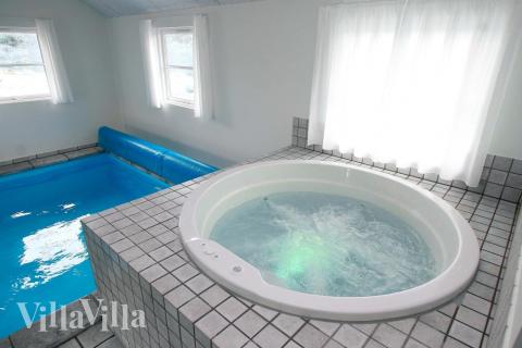 Nyt varmen i boblebadet i luksushus nr. 168 i Vestjylland