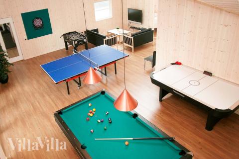 I tillegg til alle aktivitetsmulighetene i husets bassengavdeling, kan du også spille biljard, bordtennis og dart i luksushus nr. 168