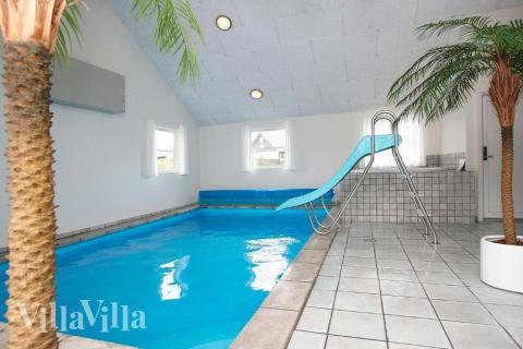 Feriehus 168 har et flott basseng med sklie, et stort innebygd boblebad og en badstue