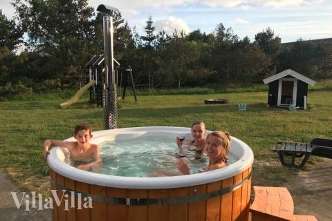 I det attraktive feriehuset nr. 168 i Vestjylland finnes det mengder av utendørsaktiviteter, som leketårn og huskestativ.