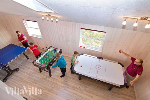 I tillegg til alle aktivitetsmulighetene i husets bassengavdeling, kan du også spille biljard, bordtennis og dart i luksushus nr. 283