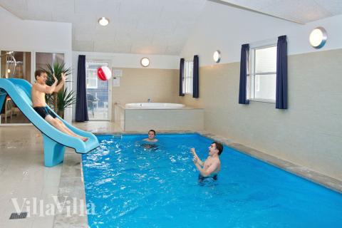 Feriehus 283 har et flott basseng med sklie, et stort innebygd boblebad og en badstue