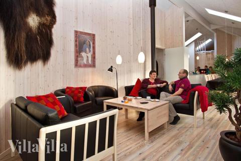 Det er plass til 24 personer i det store lyse oppholdsrommet i luksushus nr. 283.