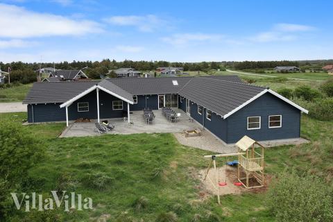 Du kan nyte ferien i dette luksushuset med basseng nær den flotte sandstranden i Vejers\r\n