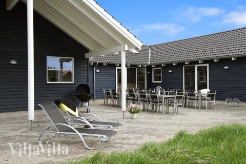 Luksushus nr. 283 har en deilig terrasse med gode hagemøbler til 24 personer.