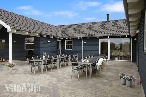 Nyt en grillkveld på terrassen i luksushus nr. 283 i Vestjylland
