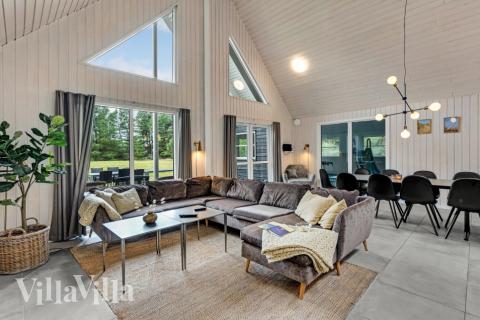 Det er plass til 24 personer i det store lyse oppholdsrommet i luksushus nr. 189.