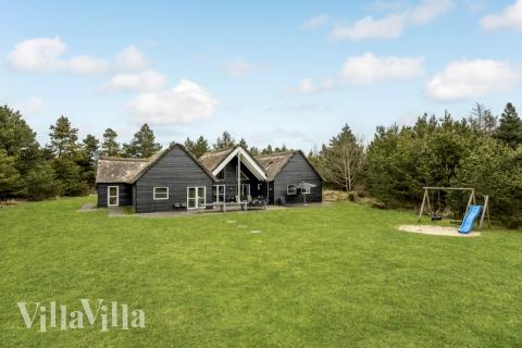 Stort, luksuriøst sommerhus med basseng og plass til 24 personer i den populære feriebyen Blåvand.\r\n