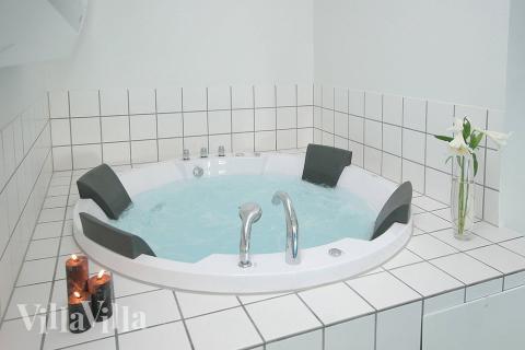 Nyt varmen i boblebadet i luksushus nr. 189 i Vestjylland